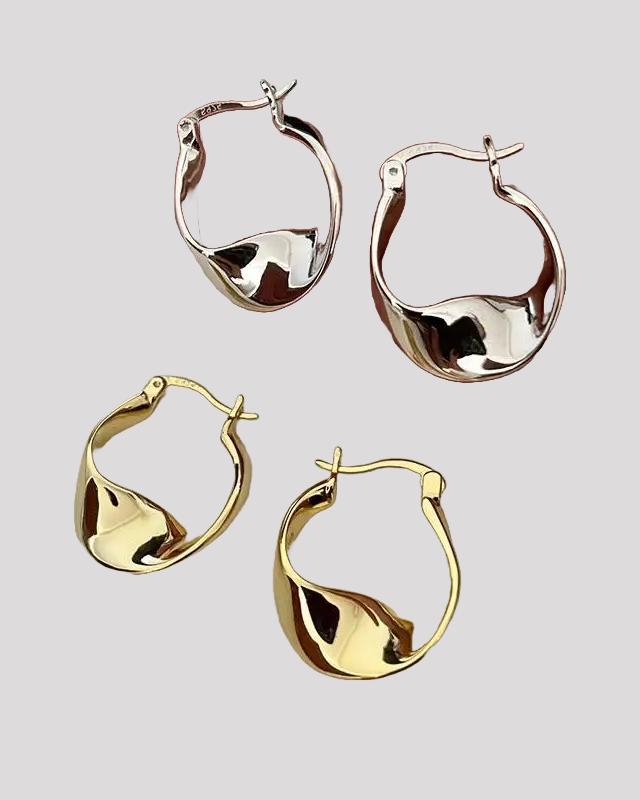 Silver and gold wavy hoop earrings – jewelry set with modern design