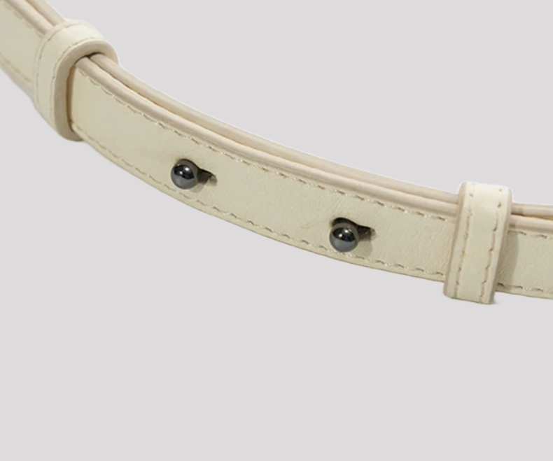 Close-up detail of women’s crossbody bag by Bafelli in white leather – adjustable strap with stitching and hardware